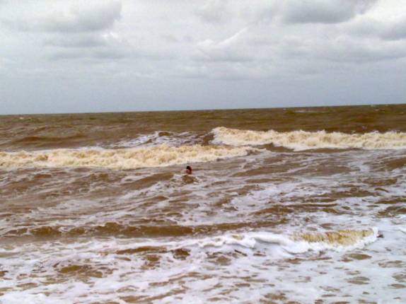 Enfrentando o mar bravio de águas mornas em Itaúnas - ES
